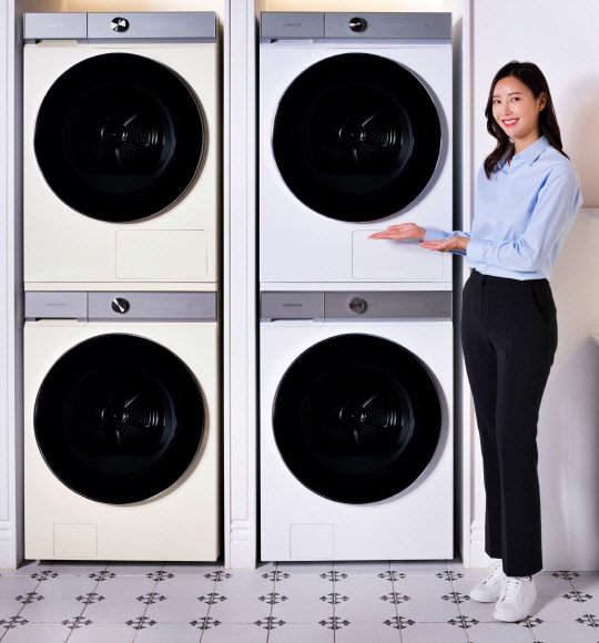 삼성 디지털프라자 강남본점에서 신제품 비스포크 그랑데 AI 20㎏ 건조기 제품이 24㎏ 세탁기 위에 직렬 설치돼 있다. <삼성전자 제공>